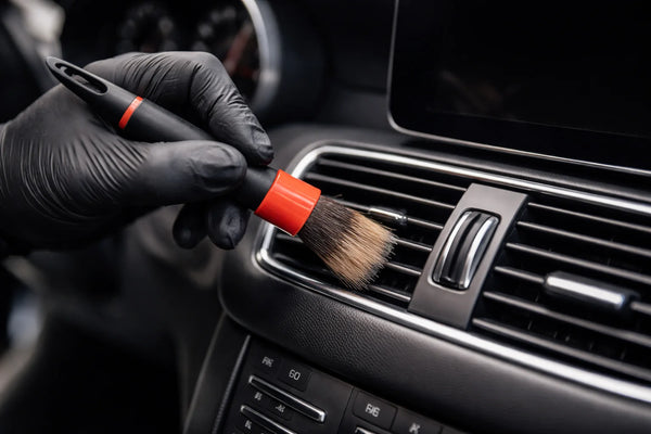 Comment nettoyer le tableau de bord et les plastiques intérieurs de votre voiture