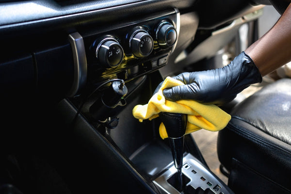 Les 5 erreurs courantes lors du nettoyage intérieur de votre voiture (et comment les éviter)